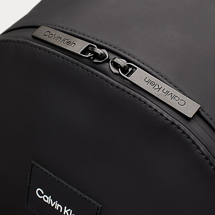 CALVIN KLEIN - ZAINO CON TASCA FRONTALE