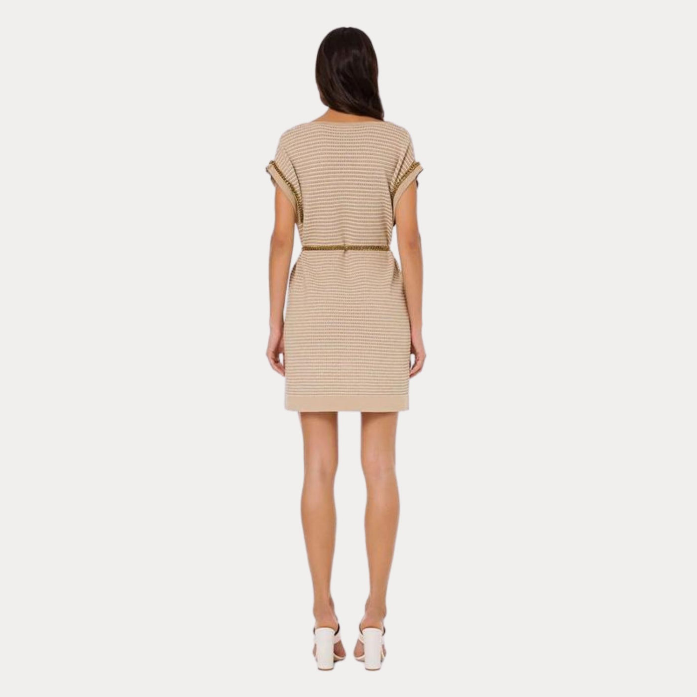 Abito da donna beige firmato Elisabetta franchi su modella vista retro