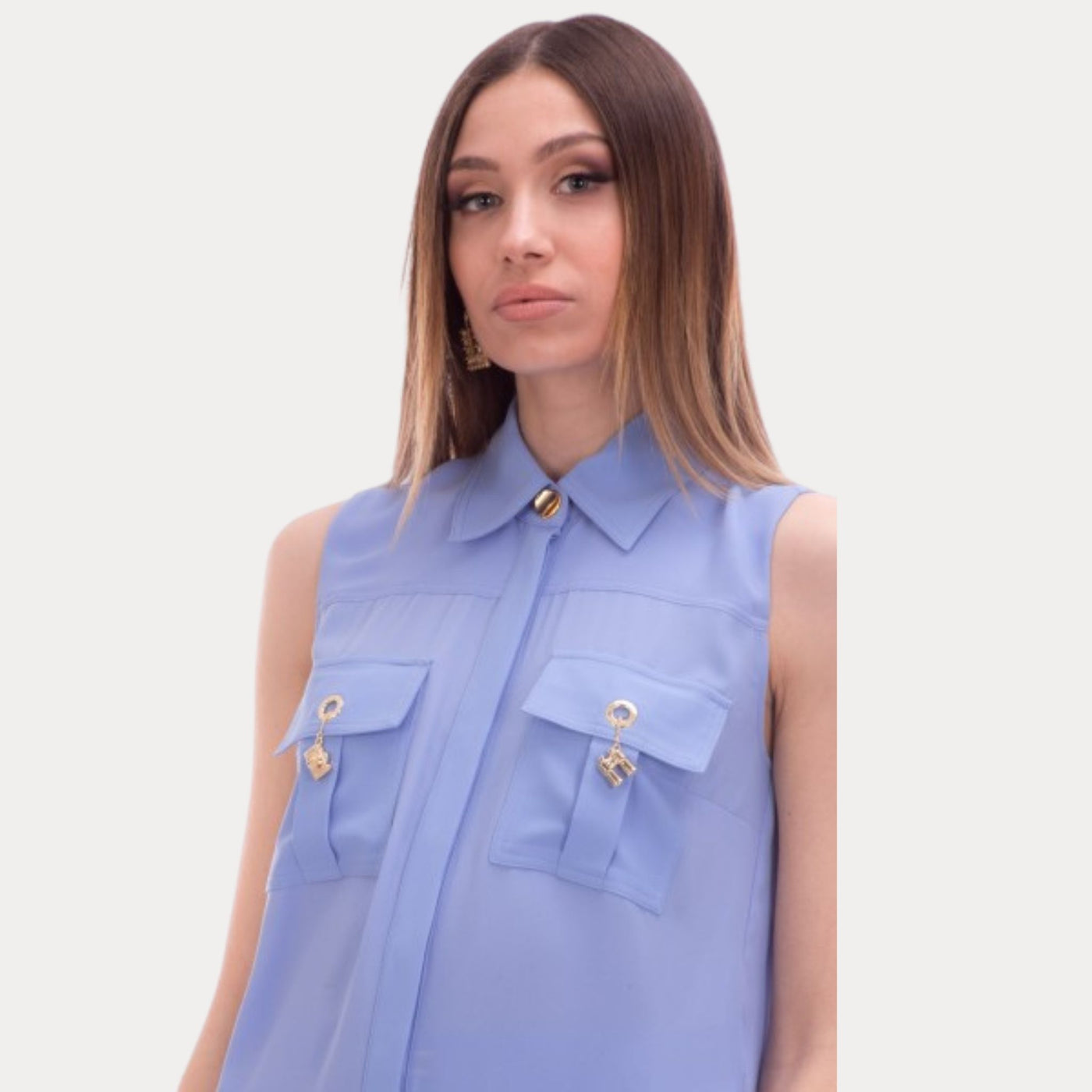 Camicia da donna pervinca firmata Elisabetta Franchi su modella dettaglio chiusura e charms