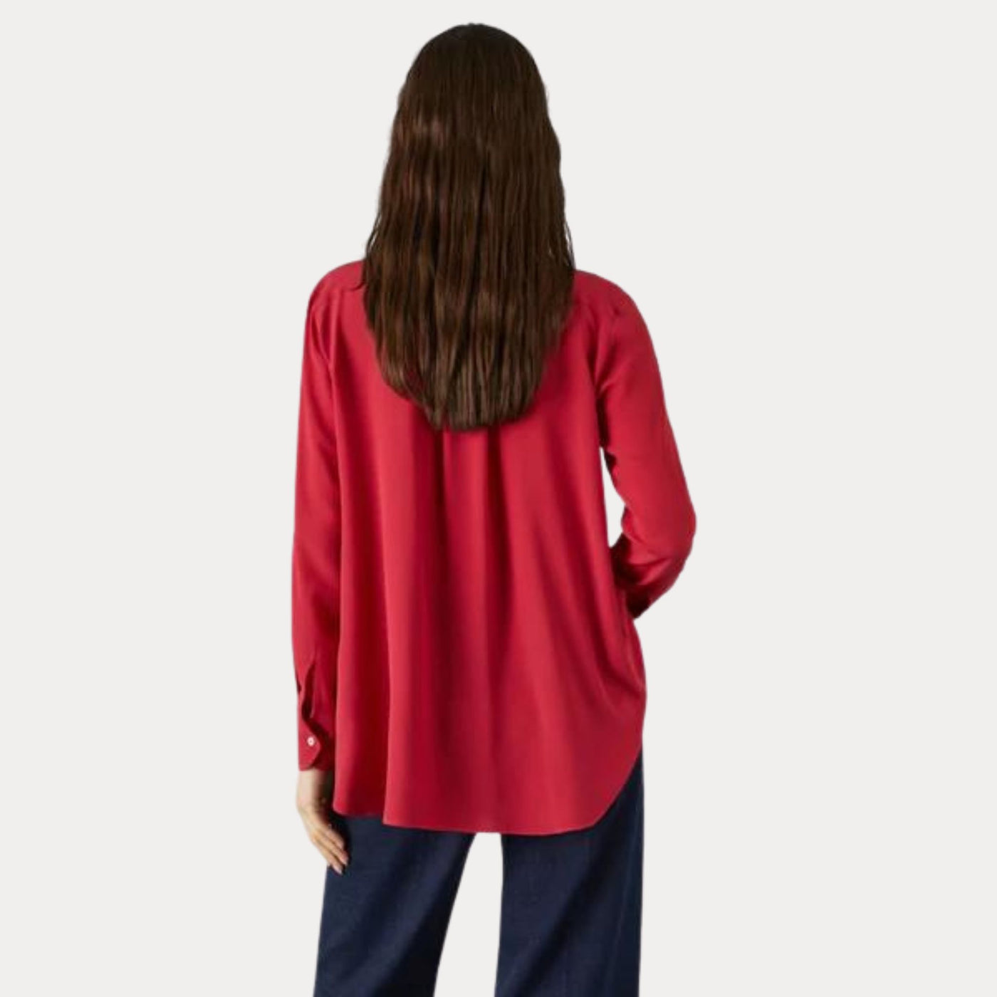 Camicia da donna rossa firmata Marella vista retro su modella