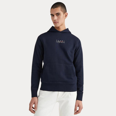 Felpa da uomo blu firmata Tommy Hilfiger su modello vista frontale