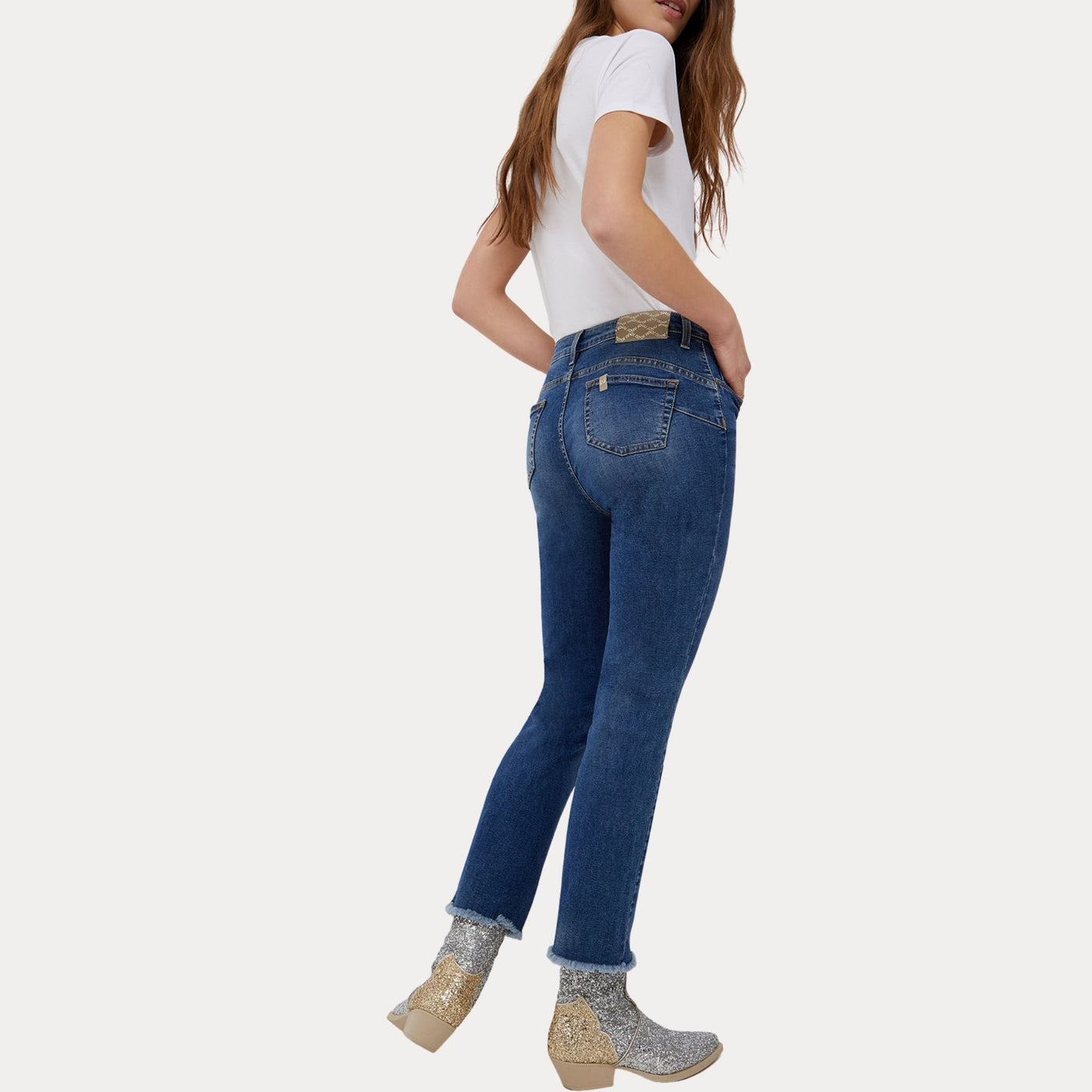 Jeans donna cropped in denim sfrangiati a vita alta di Liu Jo. Indossati dalla modella con vista posteriore