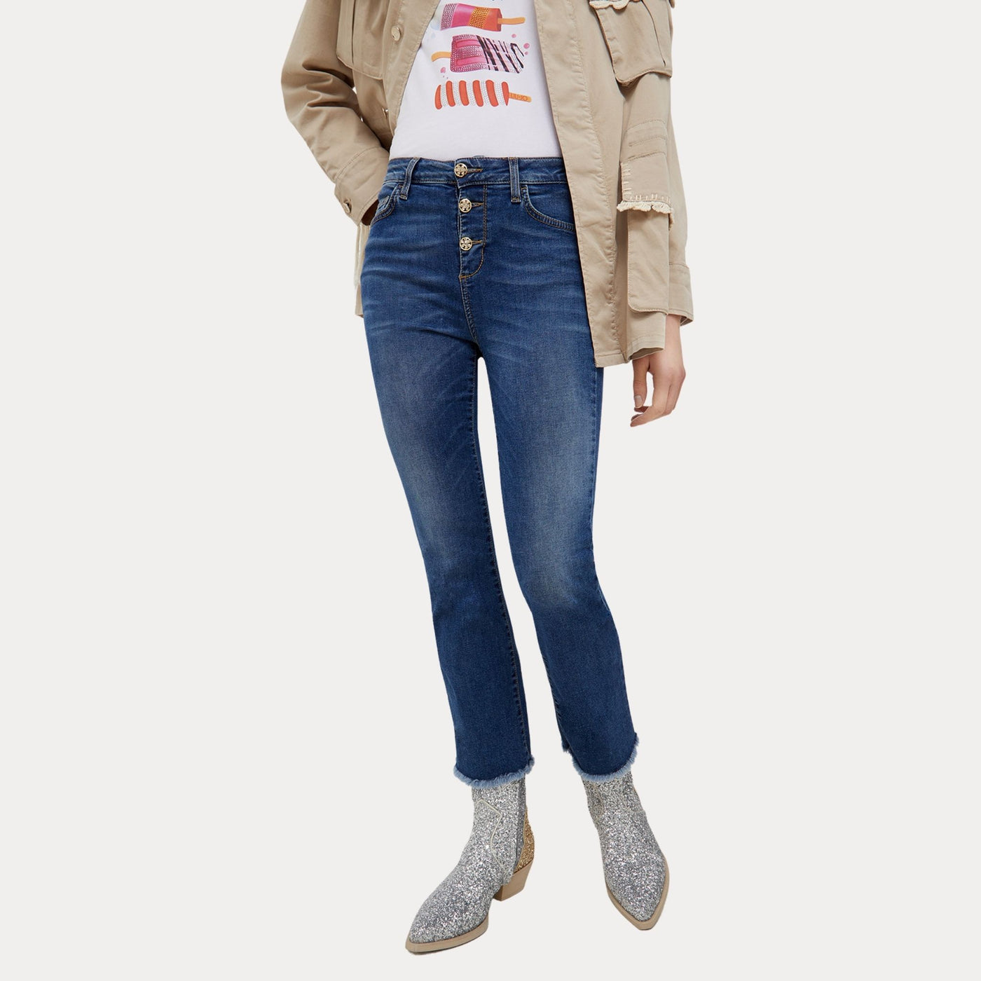 Jeans donna cropped in denim sfrangiati a vita alta di Liu Jo. Indossati dalla modella con vista frontale