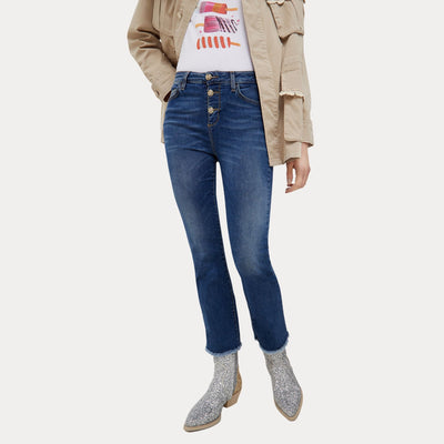 Jeans donna cropped in denim sfrangiati a vita alta di Liu Jo. Indossati dalla modella con vista frontale