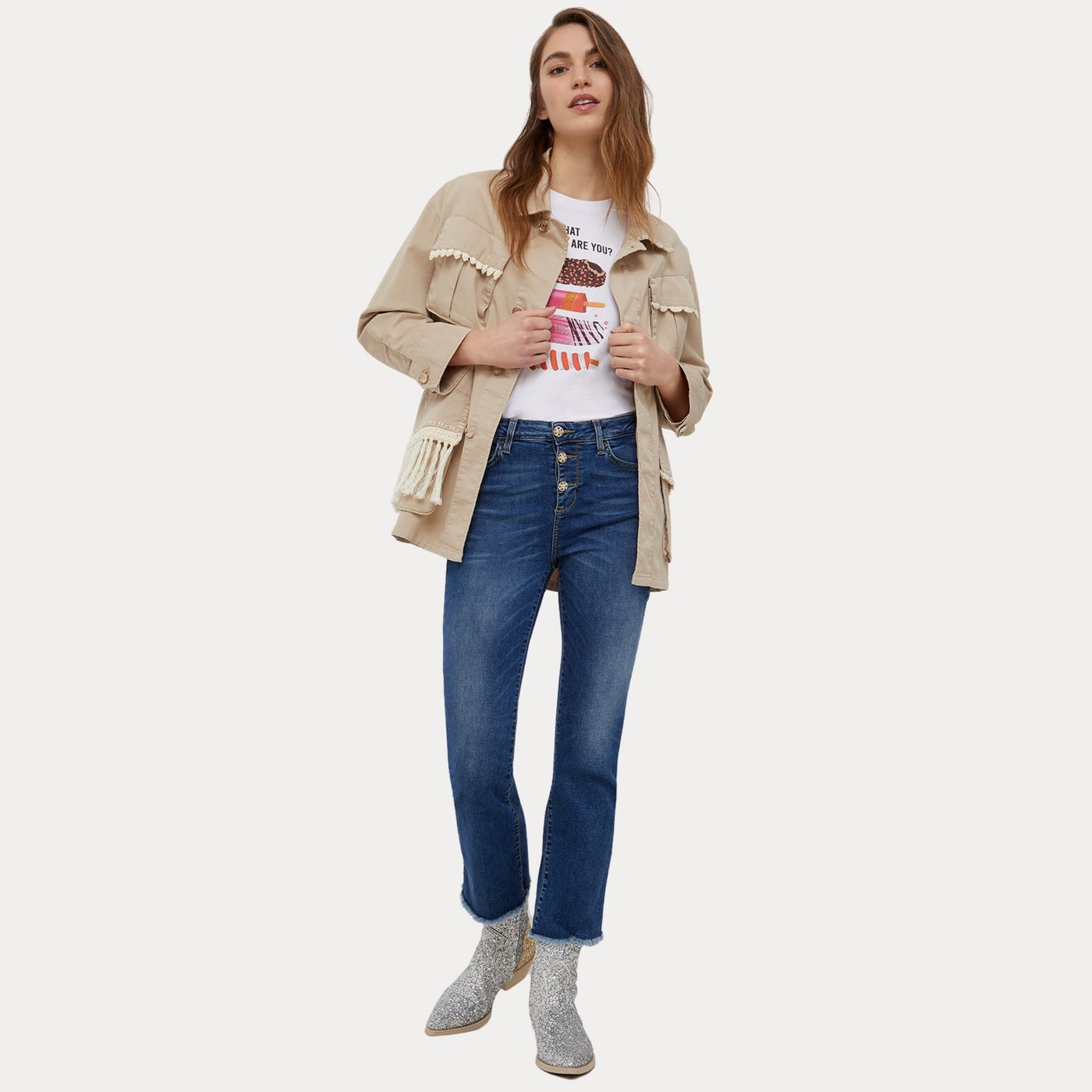 Jeans donna cropped in denim sfrangiati a vita alta di Liu Jo. Indossati dalla modella con vista frontale