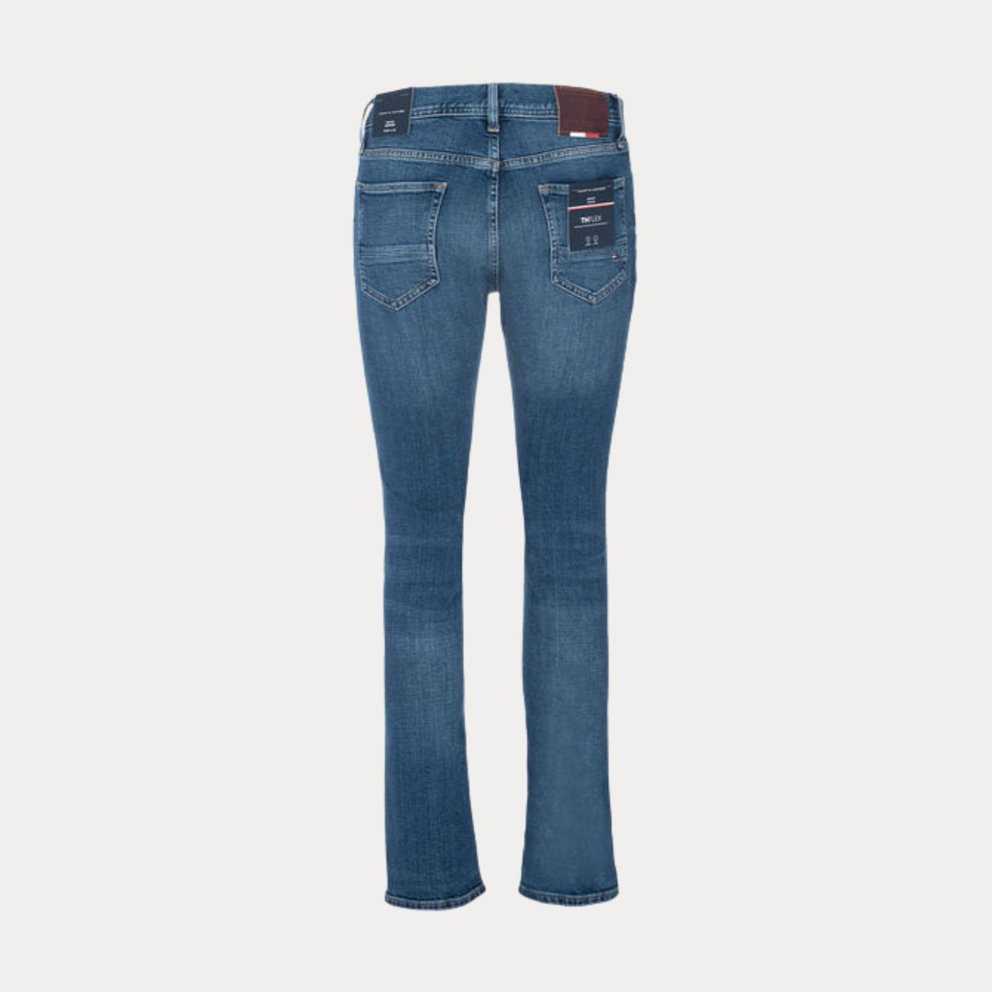 Jeans da uomo firmati Tommy Hilfiger con passanti cintura e lavaggio sbiadito sulle ginocchia. Visuale retro.
