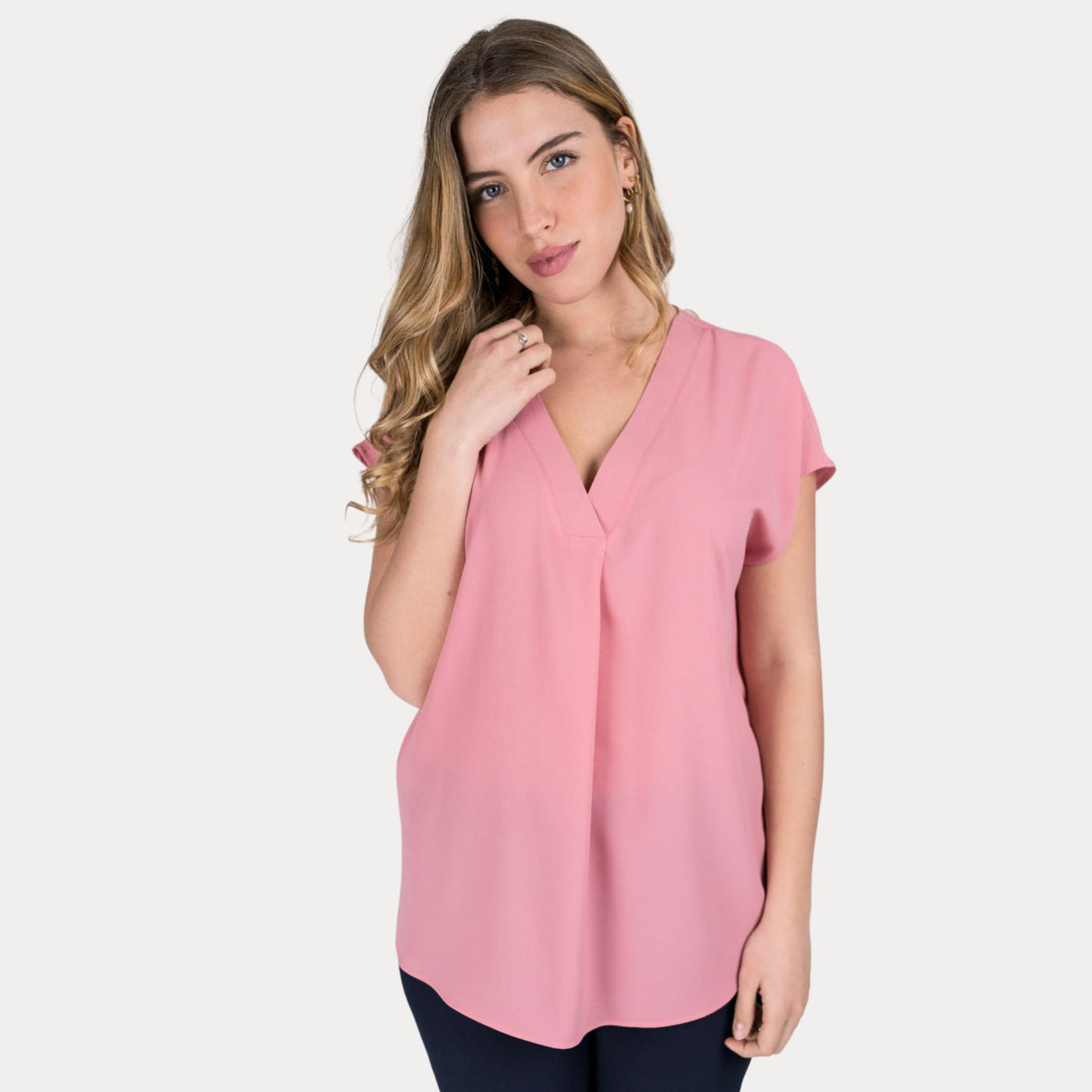 Maglia da donna rosa firmata Elena Miro su modella vista frontale