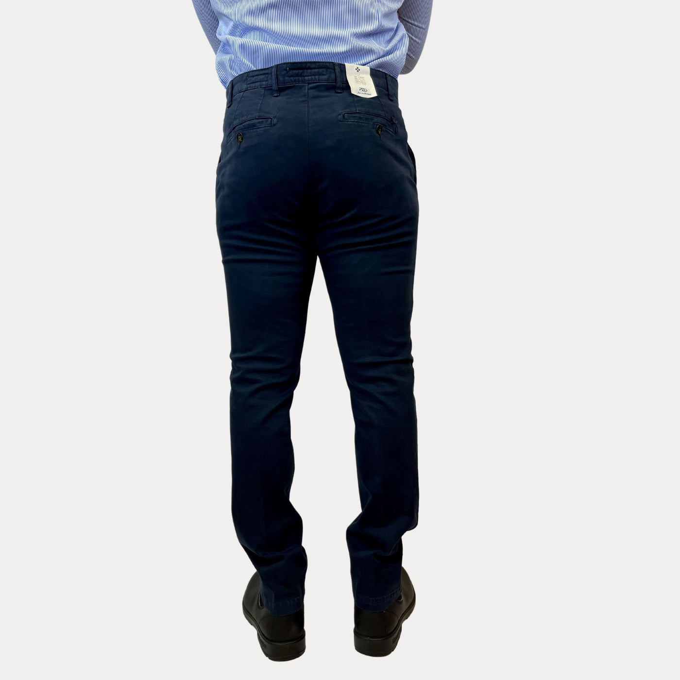 Pantalone da uomo blu vista retro su modello