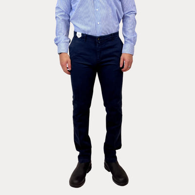 Pantalone da uomo blu vista frontale su modello