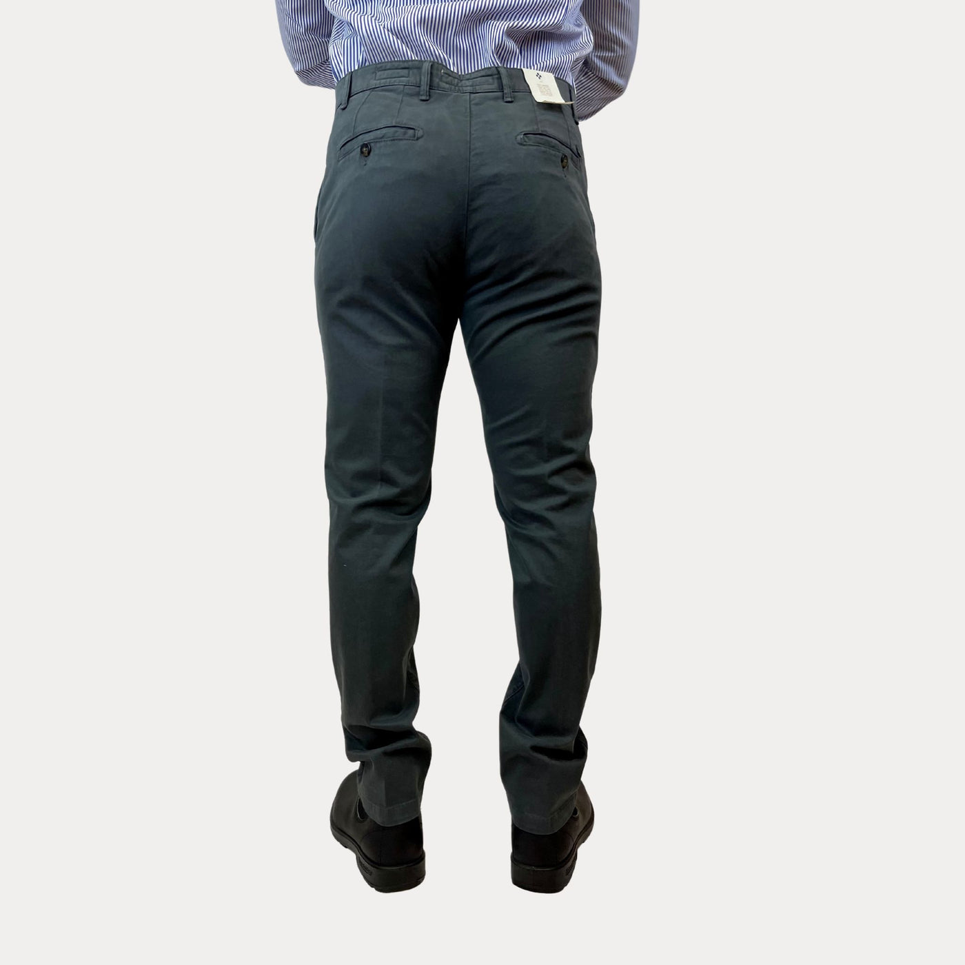 Pantalone da uomo antracite vista retro su modello