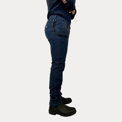 Pantalone da uomo navy firmato Modfitters su modello vista laterale