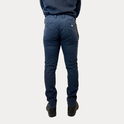 Pantalone da uomo navy firmato Modfitters su modello vista retro