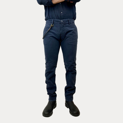 Pantalone da uomo navy firmato Modfitters su modello vista frontale
