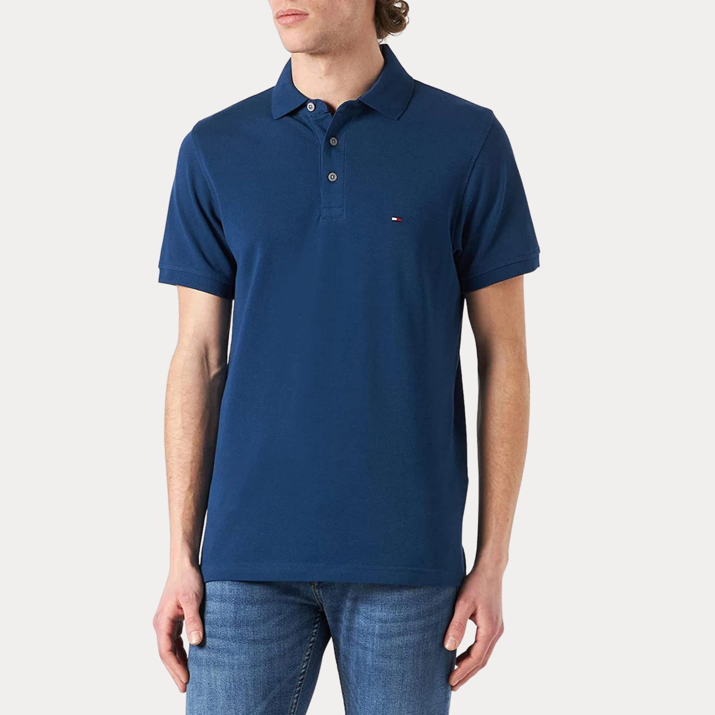 Polo da uomo blu firmata Tommy Hilfiger su modello vista frontale