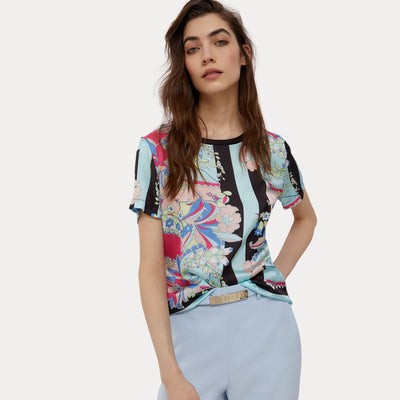 T-shirt da donna firmata Liu Jo in raso con fantasia. Indossata dalla modella con vista frontale