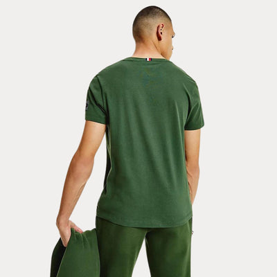T-shirt da uomo verde firmata Tommy Hilfiger su modello vista retro