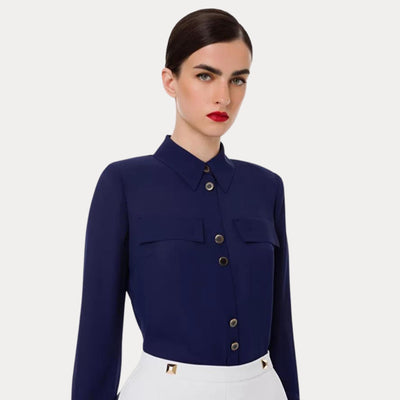 Camicia Donna dalla linea dritta con bottoni smaltati blu elisabetta franchi indossata