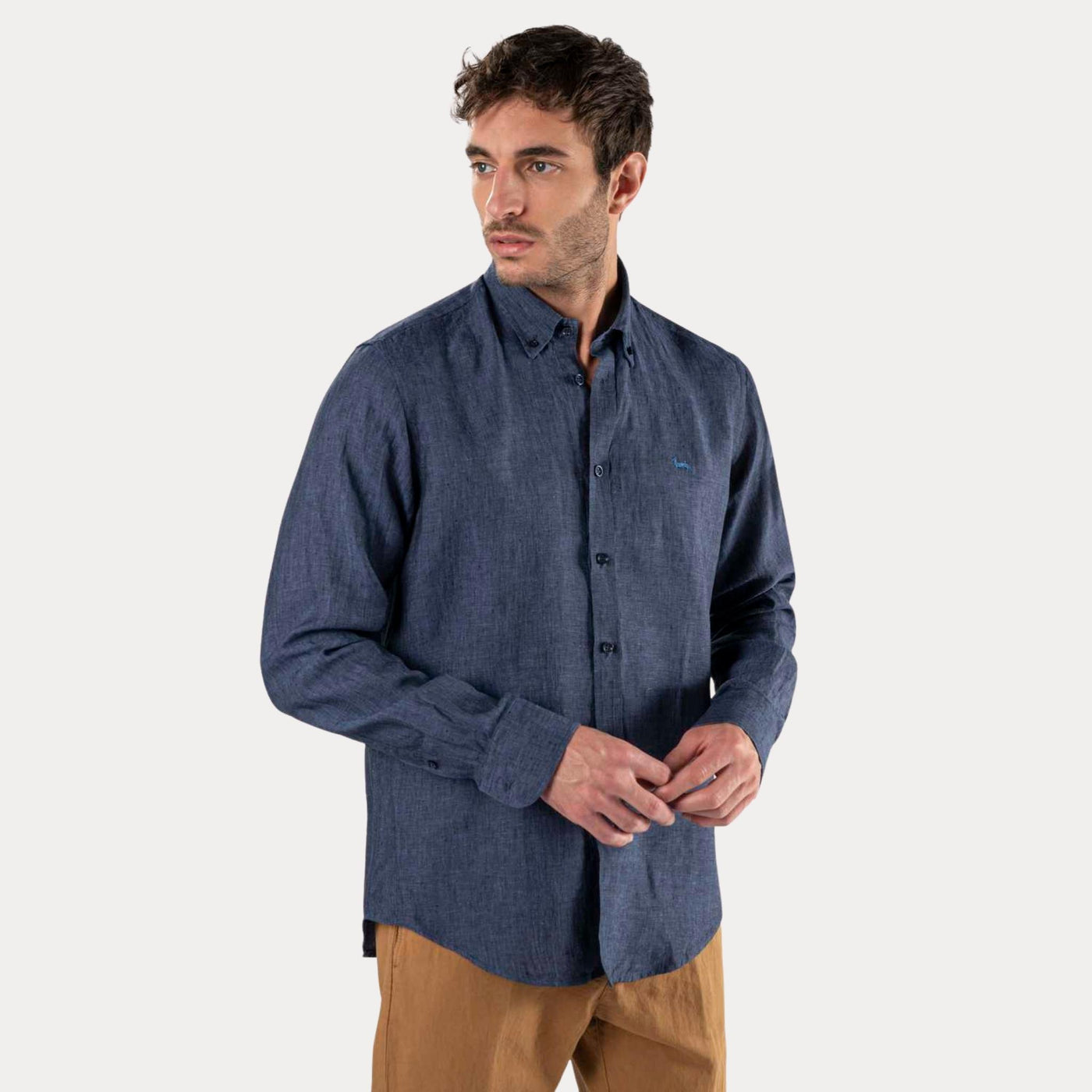 camicia uomo in lino blu con logo ricamato