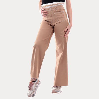 Pantaloni color cammello tinta unita con bottone e zip e tasconi frontali. Parte anteriore. 