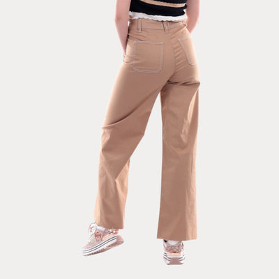 Pantaloni color cammello con tasche sul retro. Parte posteriore. 