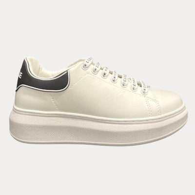 Sneakers donna bianca tinta unita con dettaglio sul retro e lacci bianchi logati. 